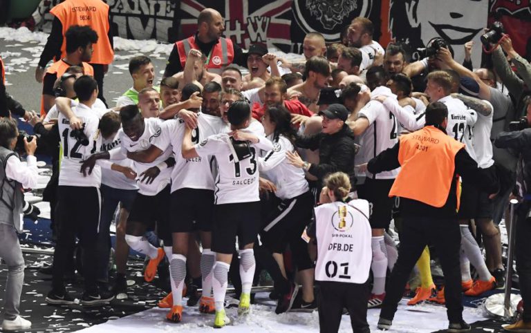 EINTRACHT FRANKFURT BATE BAYERN MUNIQUE E CONQUISTA TAÇA DA ALEMANHA