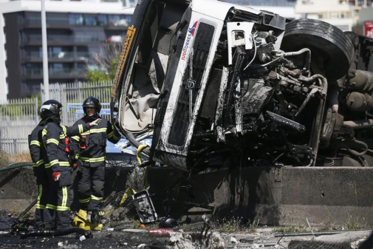 CIRCULAÇÃO NA SEGUNDA CIRCULAR NORMALIZADA DEPOIS DE DESPISTE DE CAMIÃO