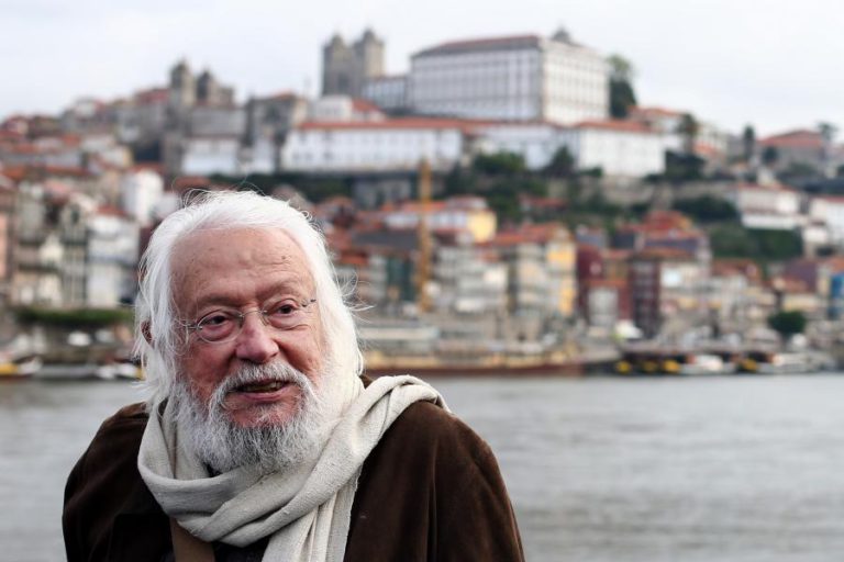 CORPO DO ARTISTA PLÁSTICO JÚLIO POMAR EM CÂMARA ARDENTE NO TEATRO THALIA, EM LISBOA