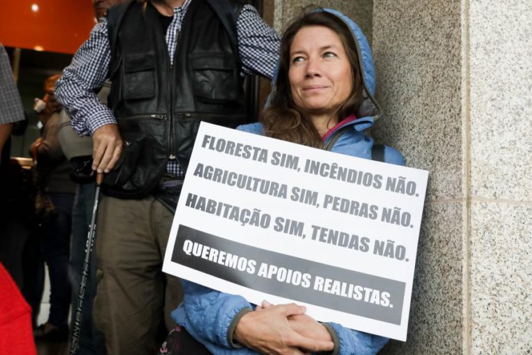 VÍTIMAS DOS INCÊNDIOS EXIGIRAM EM COIMBRA RECUPERAÇÃO DAS HABITAÇÕES