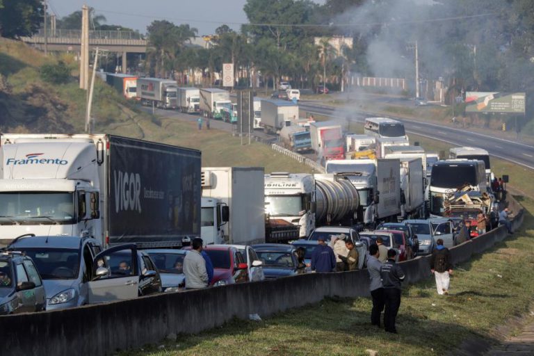 INDÚSTRIA AUTOMÓVEL BRASILEIRA PARALISADA DEVIDO À GREVE DOS CAMIONISTAS