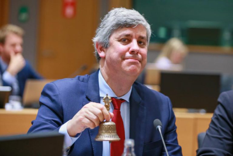 EUROGRUPO TOMA EM JUNHO DECISÕES PARA CONCLUSÃO DO RESGATE À GRÉCIA