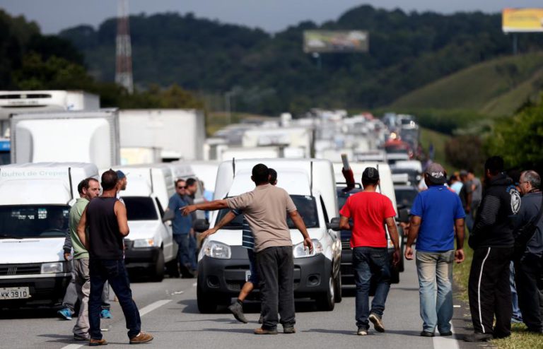 GOVERNO BRASILEIRO ANUNCIA “TRÉGUAS” DE DUAS SEMANAS NA GREVE GERAL DOS CAMIONISTAS