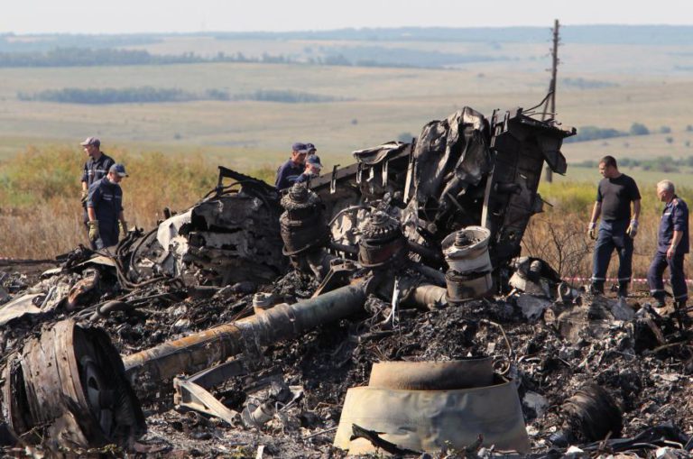 FAMILIARES DE VÍTIMAS DA QUEDA DO AVIÃO DA MALAYSIA AIRLINES LEVAM RÚSSIA AO TRIBUNAL EUROPEU