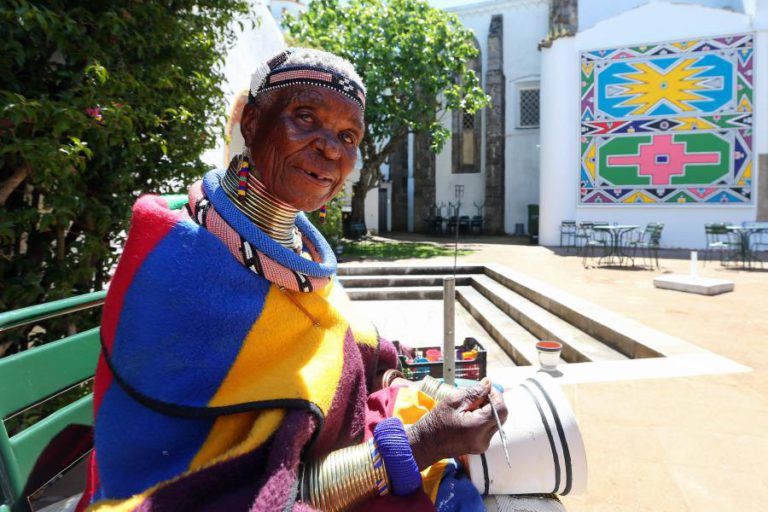 ARTISTA SUL-AFRICANA ESTHER MAHLANGU CRIA MURAL EM ÉVORA