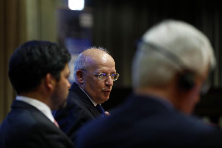 GOVERNO DIZ QUE PROPOSTA DA COMISSÃO “É UM PROGRESSO” E QUER CONTINUAR A NEGOCIAR