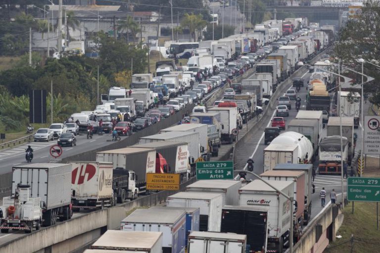 EXÉRCITO BRASILEIRO ATUARÁ DE “FORMA ENÉRGICA” PARA LEVANTAR BLOQUEIO DE ESTRADAS