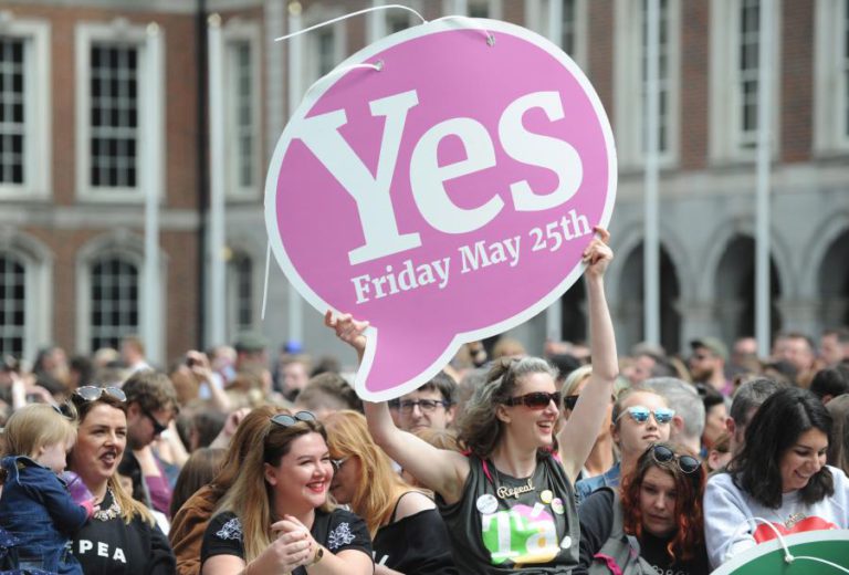 PRIMEIROS RESULTADOS OFICIAIS INDICAM MAIS DE 60% DOS VOTOS PARA O SIM AO ABORTO NA IRLANDA