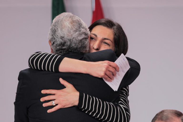 ANA CATARINA MENDES LEVANTA DELEGADOS DEPOIS DE ELOGIOS A COSTA