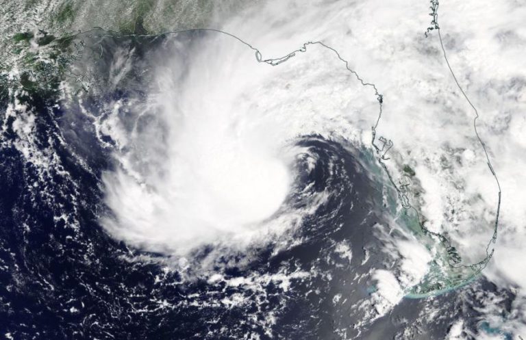 TEMPESTADE TROPICAL ALBERTO APROXIMA-SE DA FLORIDA E OBRIGA A EVACUAÇÕES