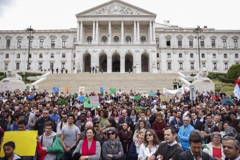 CENTENAS DE PESSOAS JUNTARAM-SE NA AR CONTRA A DESPENALIZAÇÃO DA EUTANÁSIA