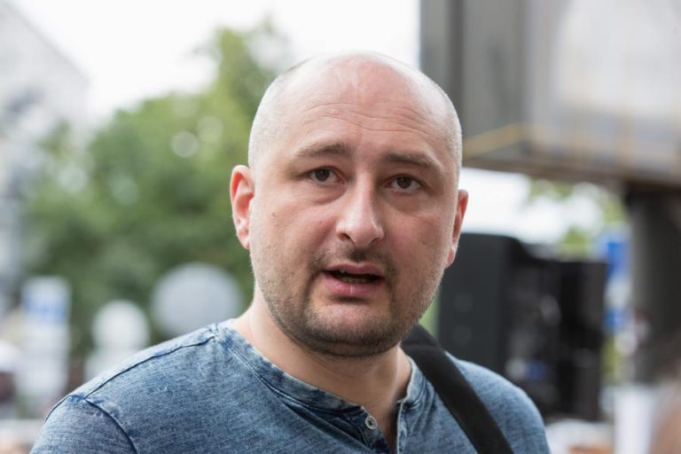 JORNALISTA RUSSO BABCHENKO ESTÁ VIVO E SERVIÇOS SECRETOS ENCENARAM MORTE