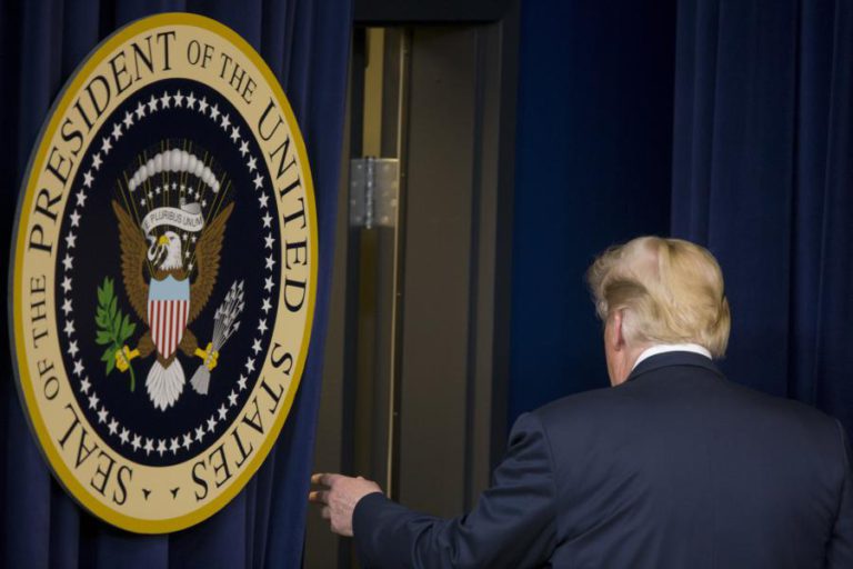 TRUMP INDULTA POLÉMICO REALIZADOR CONSERVADOR E ANTI-PARTIDO DEMOCRATA