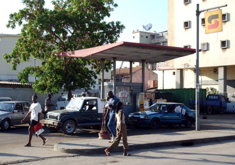 ANGOLA GASTA MAIS DE 4.000 MILHÕES DE DÓLARES PARA IMPORTAR COMBUSTÍVEIS NUM ANO