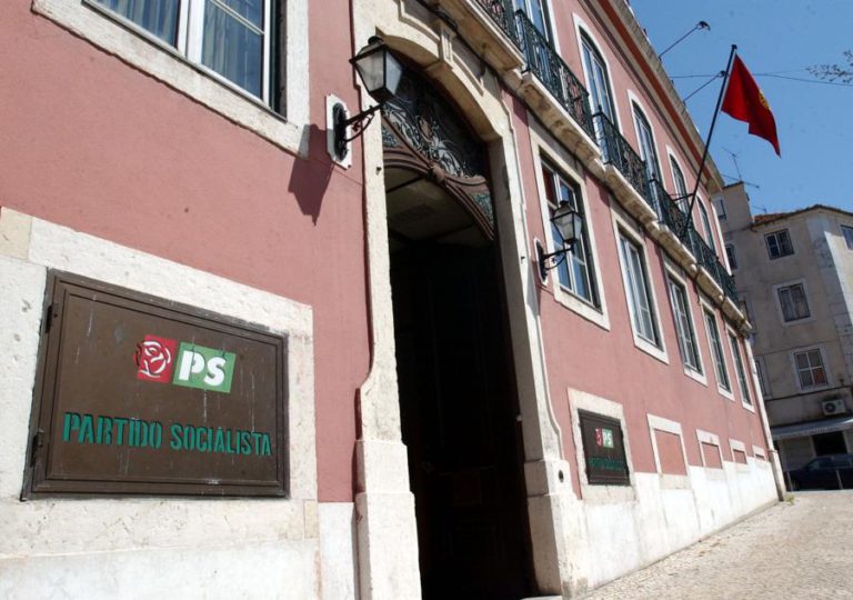 SECRETÁRIO-GERAL DO PS DECRETA LUTO PARTIDÁRIO E BANDEIRA SOCIALISTA A MEIA HASTE