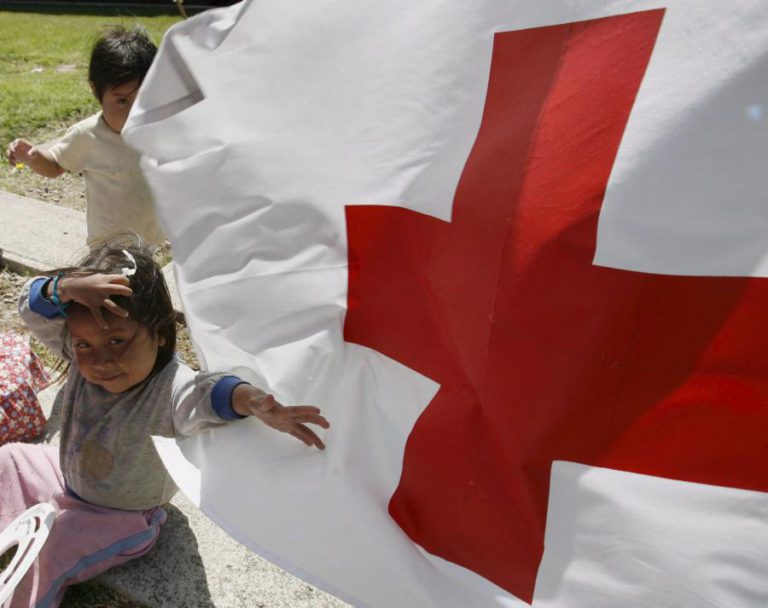 HOSPITAL IÇA BANDEIRA DA CRUZ VERMELHA PARA DENUNCIAR CRISE NA SAÚDE NA VENEZUELA