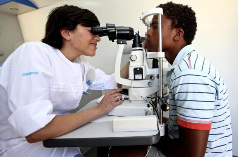MAIS ANOS DE ESTUDO ASSOCIADOS A AUMENTO DE MIOPIA