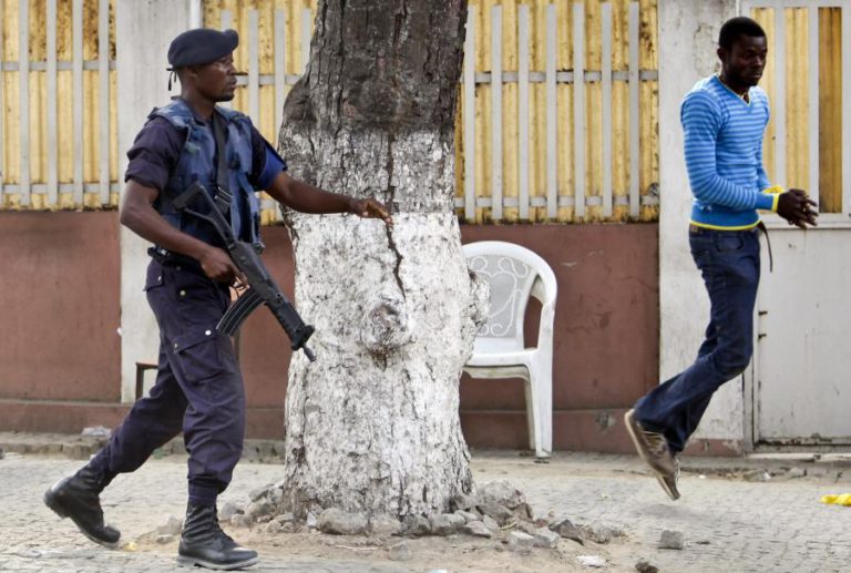 POLICIA ANGOLANO SUSPEITO DE EXECUÇÃO SUMÁRIA DE ASSALTANTE FICA EM PRISÃO PREVENTIVA