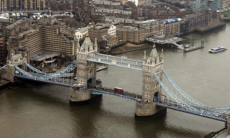INCÊNDIO EM HOTEL DE LUXO NO CENTRO DE LONDRES