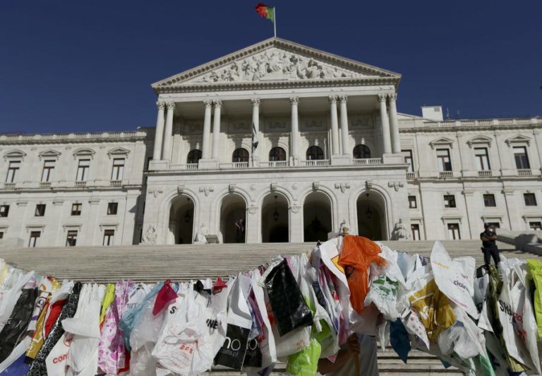 TAXA DE SACOS LEVES PODE ALARGAR-SE A SACOS DE PLÁSTICO MAIS ESPESSOS