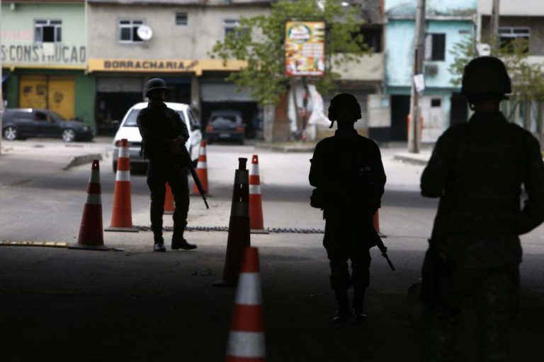 EFETIVOS DO EXÉRCITO E POLÍCIA REALIZAM OPERAÇÃO EM FAVELAS DO RIO DE JANEIRO