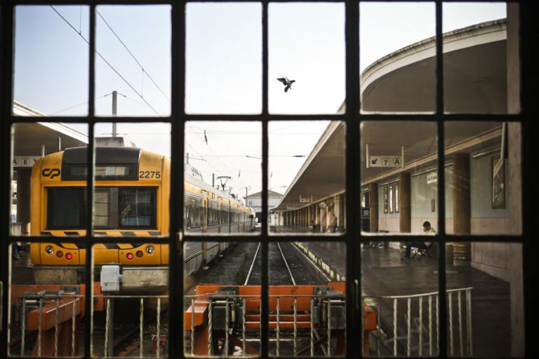 SINDICATOS DOS FERROVIÁRIOS E GOVERNO CHEGAM A ACORDO QUE SUSPENDE GREVES