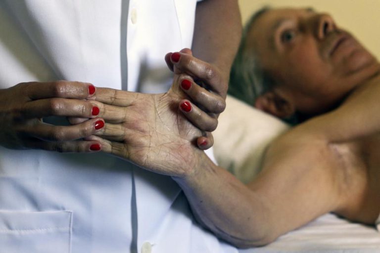 FISIOTERAPEUTAS ENTREGAM PETIÇÃO COM 22 MIL ASSINATURAS PARA CRIAR ORDEM