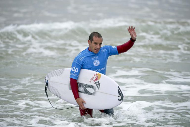 PORTUGAL QUER ENTRAR NOS RECORDES DO GUINESS COM A MAIOR AULA DE SURF DO MUNDO