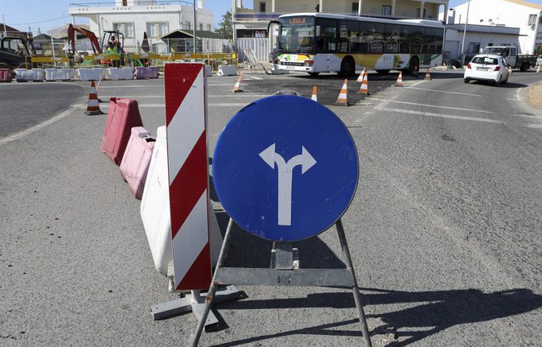 PS/ALGARVE CULPA ANTERIOR GOVERNO POR RECUSA DE VISTO DO TDC A CONTRATO DA EN125