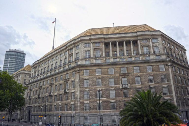 NOVA ESTRATÉGIA ANTITERRORISTA BRITÂNICA PREVÊ PARTILHA DE INFORMAÇÕES SOBRE SUSPEITOS