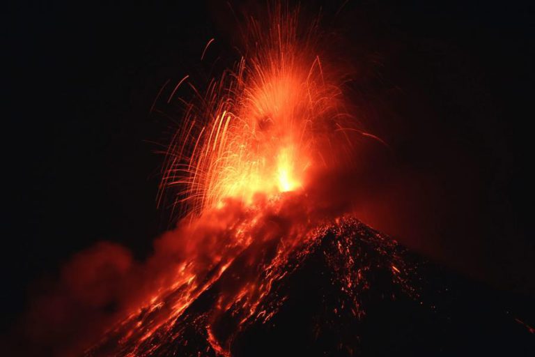 ERUPÇÃO DE VULCÃO NA GUATEMALA PROVOCA A MORTE A PELO MENOS SEIS PESSOAS
