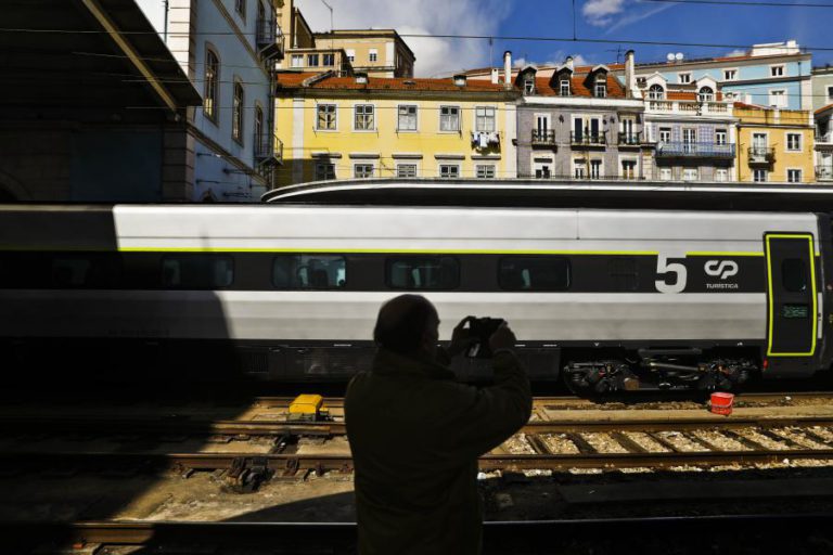 COMBOIOS DE LONGO CURSO SEM SERVIÇO DE REFEIÇÕES PELO 3.º DIA CONSECUTIVO