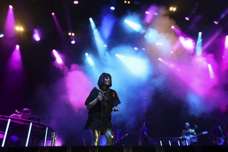 FESTIVAL NOS ALIVE 2018 COMPLETA CARTAZ COM THE GIFT