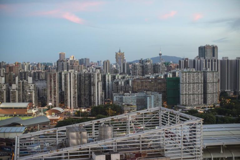 IÇADO SINAL 3 DE TEMPESTADE TROPICAL EM MACAU COM APROXIMAÇÃO DO EWINIAR