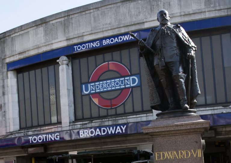 PEQUENA EXPLOSÃO EM ESTAÇÃO DE METRO EM LONDRES PROVOCA FERIDOS LIGEIROS