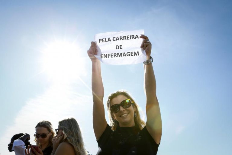 GREVE DOS ENFERMEIROS COM ADESÃO DE 70 A 90%