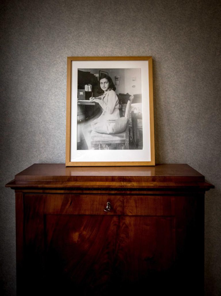 LIVRO INDICA QUE FAMÍLIA DE ANNE FRANK PODERÁ TER SIDO TRAÍDA POR MULHER JUDIA