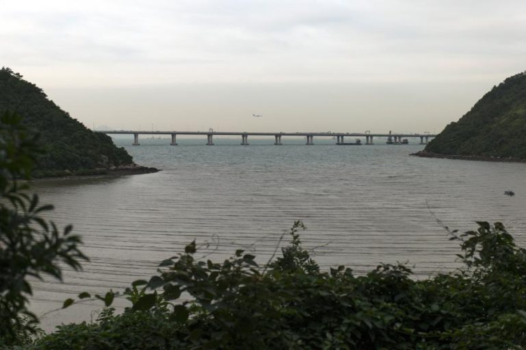 NOVA PONTE LIMITADA A RESIDENTES DE MACAU COM LIGAÇÕES LABORAIS A HONG KONG