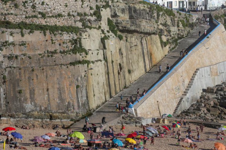 VÍTIMAS DE ACIDENTE MORTAL NA PRAIA DA ERICEIRA ERAM TURISTAS AUSTRALIANOS
