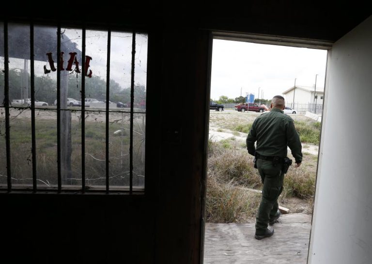CENTENAS DE CRIANÇAS ESTÃO EM CELAS NO ESTADO DO TEXAS, EUA, SEPARADAS DOS PAIS IMIGRANTES