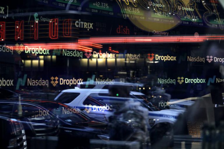 WALL STREET ENCERRA SEM DIREÇÃO MAS COM NOVO RECORDE DO NASDAQ
