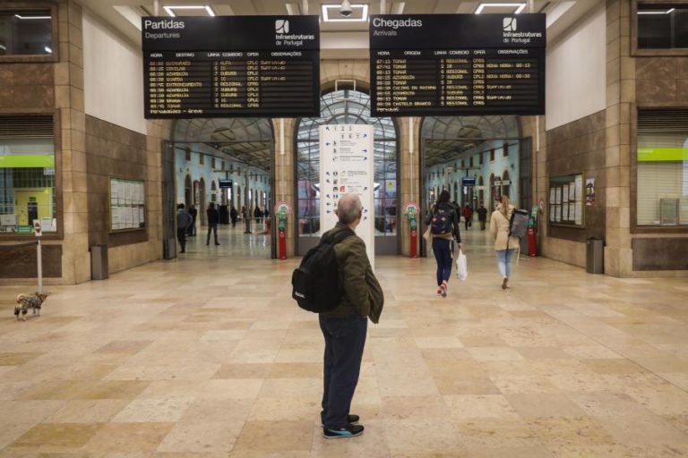 CP COM 25% DOS COMBOIOS URBANOS E 85% DE LONGO CURSO A CIRCULAR