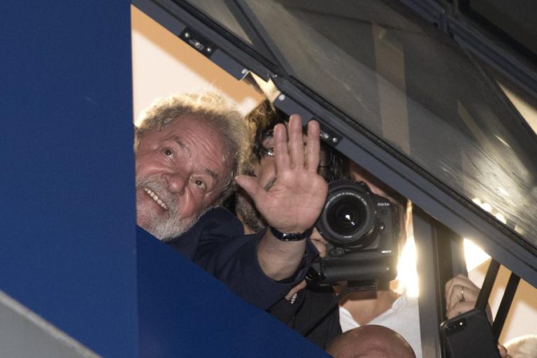 LULA CONTINUA FAVORITO NAS ELEIÇÕES PRESIDENCIAIS BRASILEIRAS