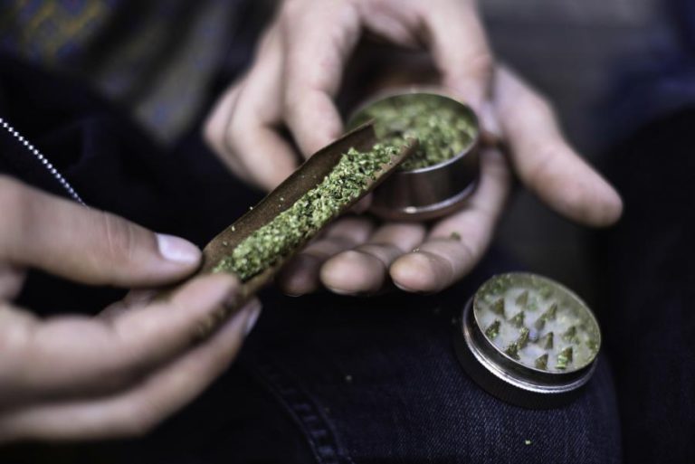 SENADO CANADIANO APROVA CONSUMO DE CANÁBIS PARA FINS RECREATIVOS