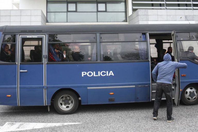 CINCO POLÍCIAS NEGAM AGRESSÕES E INSULTOS RACISTAS A JOVENS DA COVA DA MOURA
