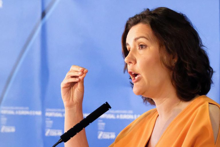 10 JUNHO: CRISTAS COME “BOAS SARDINHAS” EM PARIS E REMETE APELOS DO PRESIDENTE PARA ESQUERDA