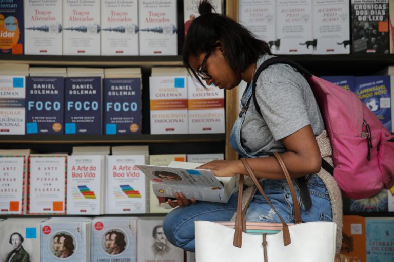 PARTICIPANTES DA FEIRA DO LIVRO ESPERANÇADOS NO FERIADO PARA ULTRAPASSAREM VENDAS DE 2017