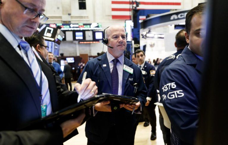 BOLSA DE NOVA IORQUE CAI COM AUMENTO DA TENSÃO COMERCIAL