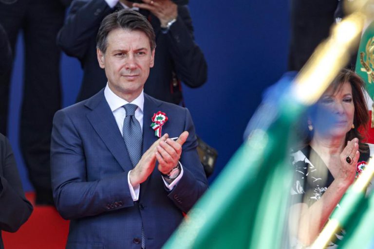 GOVERNO POPULISTA ITALIANO VENCE PRIMEIRA MOÇÃO DE CONFIANÇA
