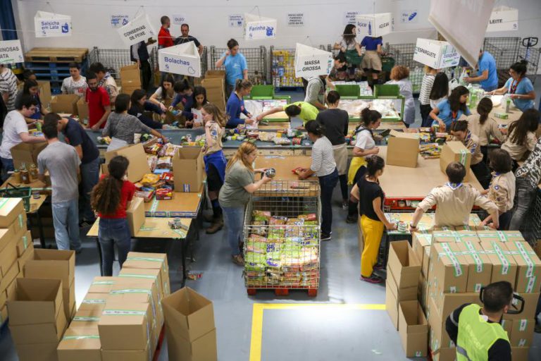 ALIMENTOS E VOLUNTÁRIOS TRANSFORMAM BANCO ALIMENTAR NUMA CIDADE SOLIDÁRIA